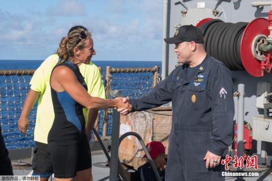 当地时间10月25日，美国海军救下两名已经在海上漂泊5个月的美国女子以及她们的两条狗。