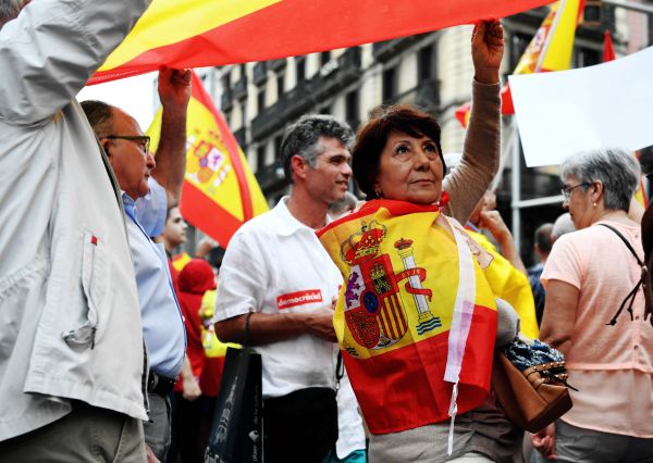 资料图：9月30日，市民在西班牙巴塞罗那街头参加反独立公投大游行。新华社记者郭求达摄