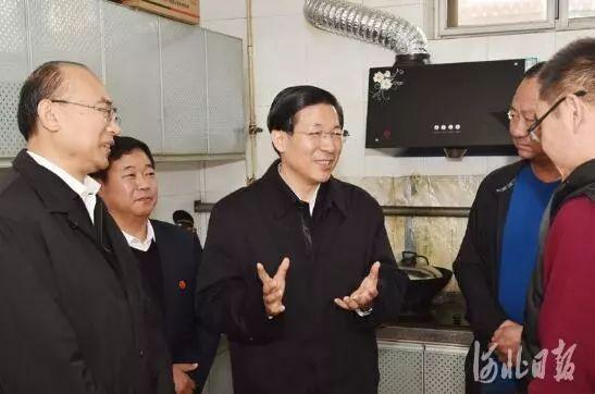 10月31日，省委书记王东峰，省委副书记、省长许勤到雄安新区调研。这是王东峰、许勤在容城县容城镇白塔村实地察看，并深入群众家中，面对面宣讲党的十九大精神。 河北日报客户端记者赵威摄