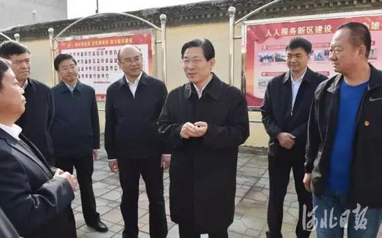 10月31日，省委书记王东峰，省委副书记、省长许勤到雄安新区调研。这是王东峰、许勤在容城县容城镇白塔村实地察看，与基层干部面对面宣讲党的十九大精神，共商雄安新区规划建设大计。 河北日报客户端记者赵威摄