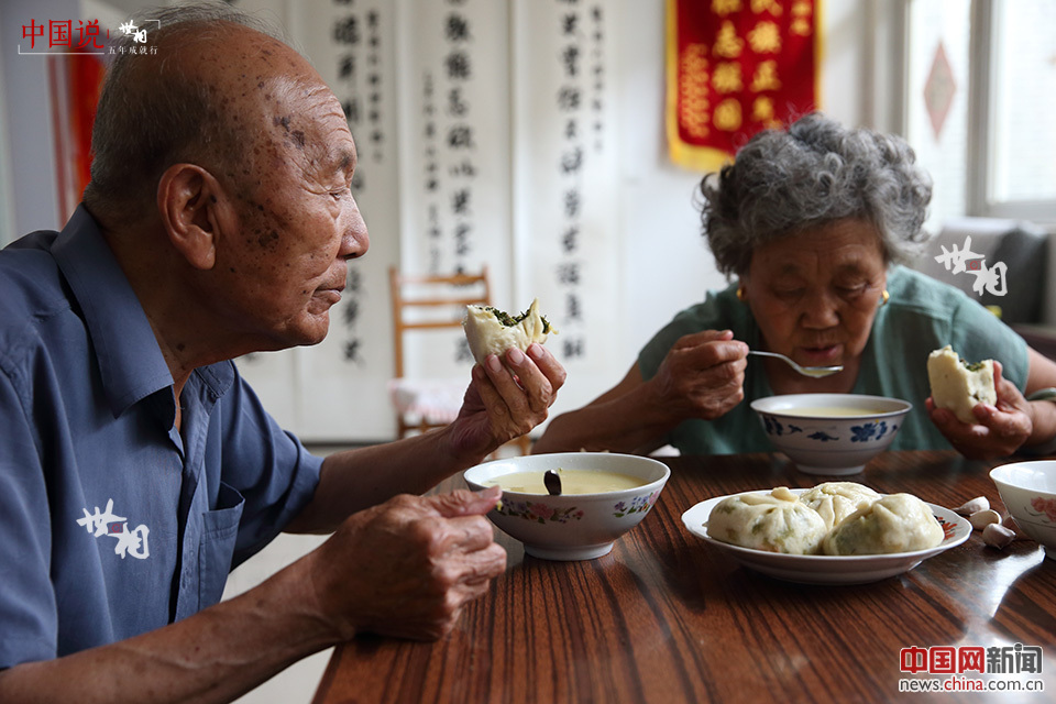 竹螞蟻和著韭菜餡的包子，再加上雜糧粥，就是鄭福來和老伴兒李春生簡單的午餐。