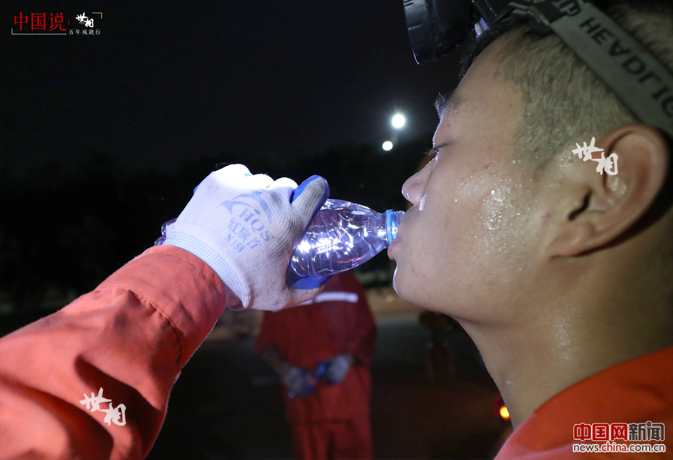 干活時出汗極多，戴帥一口氣喝下一瓶水。