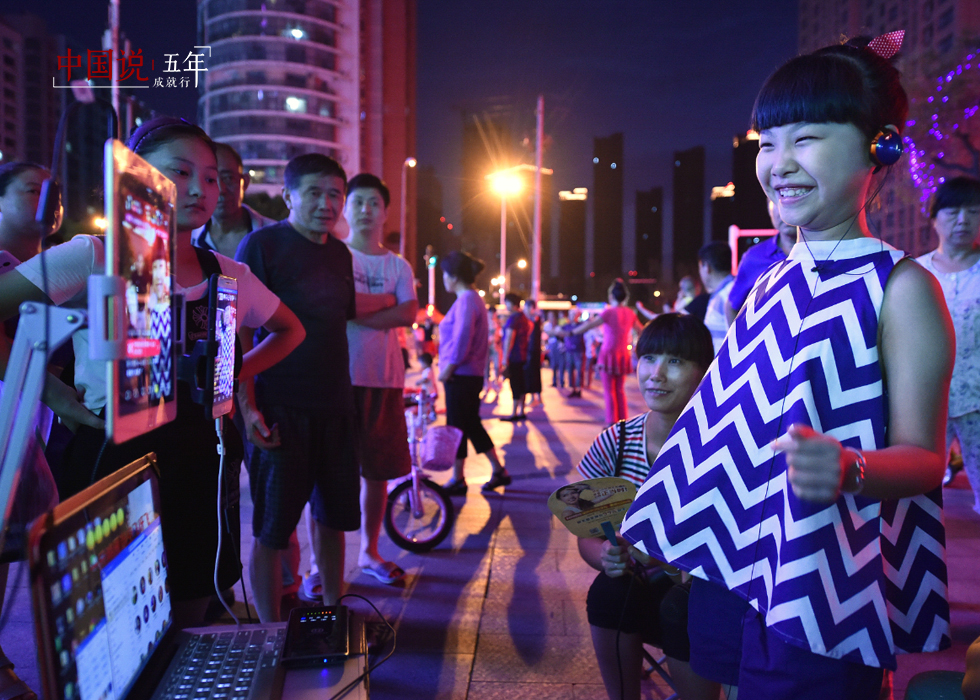 第26期：【中国说·世相】街头直播卖唱养家的8岁女孩