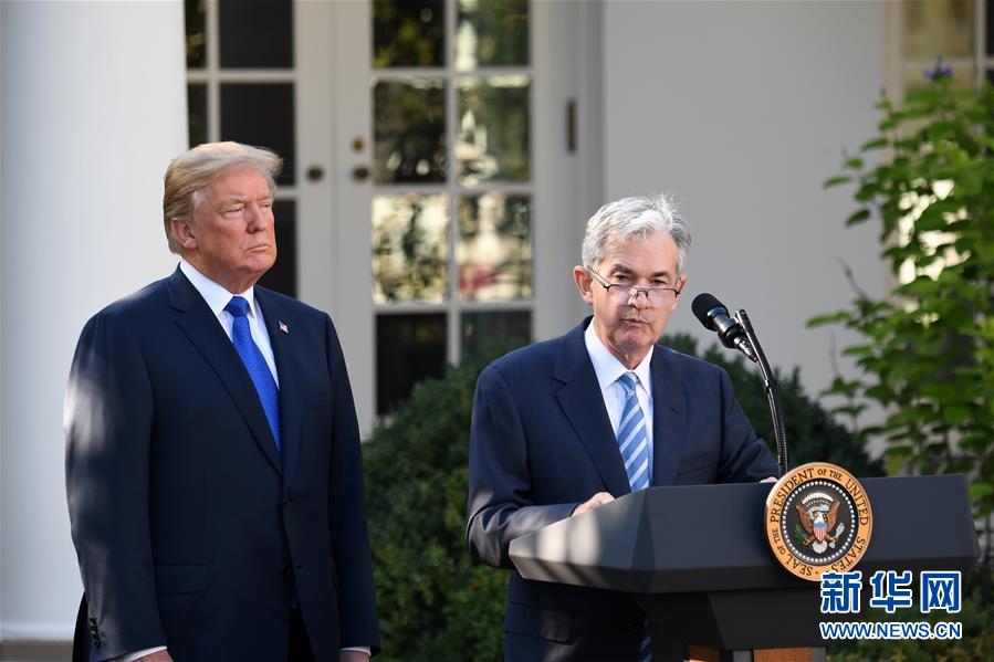 11月2日，在美国华盛顿白宫，美联储理事杰罗姆·鲍威尔（右）在提名仪式上讲话。