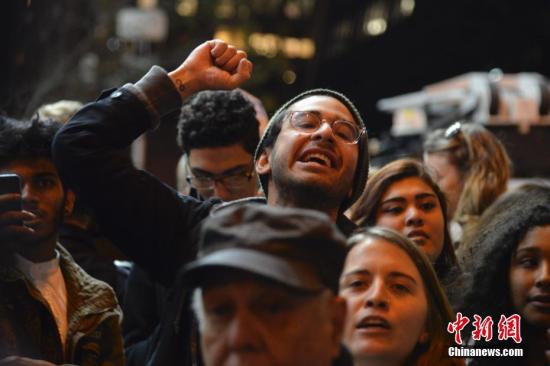 众多民众聚集在特朗普大楼附近街道抗议特朗普。 <a target=&apos;_blank&apos; href=&apos;http://www.chinanews.com/&apos;><p align=