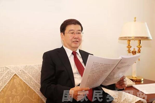 2017年10月23日,中央統戰部副部長,國家民委主任、黨組書記巴特爾在學習十九大報告(攝影:滕俊)