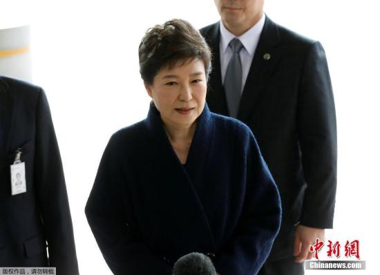 资料图片：当地时间3月21日，韩国史上第一位遭弹劾下台的总统朴槿惠前往首尔中央地方检察厅接受调查。