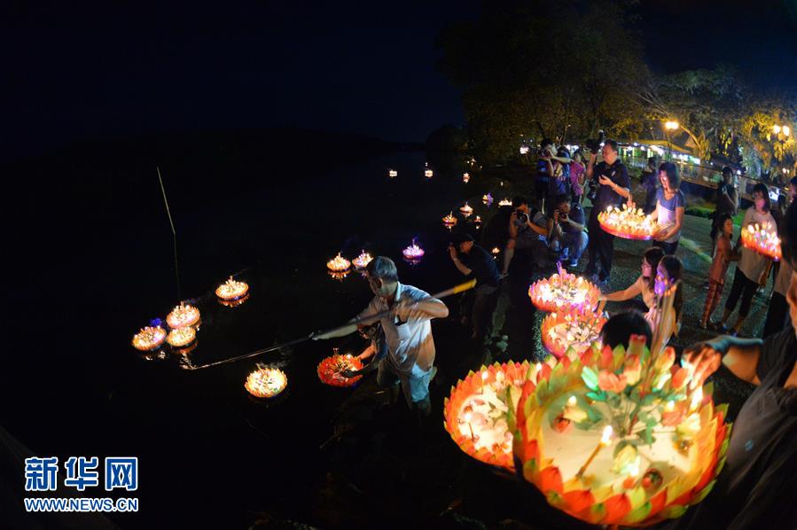 　11月3日，在文莱斯里巴加湾市，泰国侨民和文莱民众在河边施放水灯。