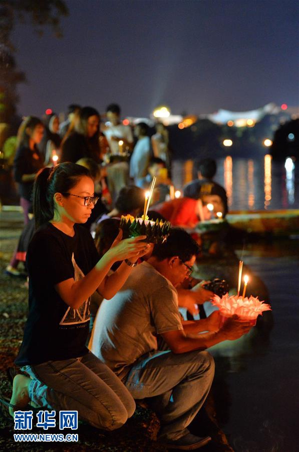 11月3日，在文莱斯里巴加湾市，泰国侨民和文莱民众在河边施放水灯。