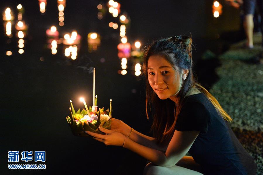 11月3日，在文莱斯里巴加湾市，一位女士手捧水灯准备施放。