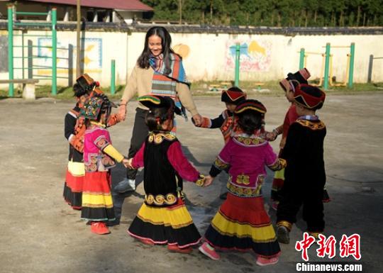 四川峨边彝族女孩：从依乌村走出的第一位女大学生