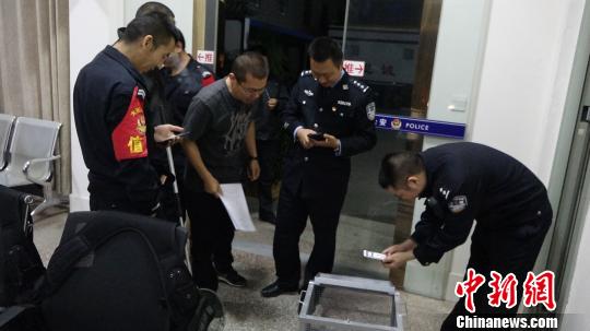 迷路巨蜥街头“漫步”幸得云南玉溪警民救助