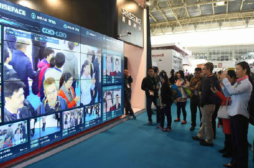 资料图片：观众在2016年中国国际社会公共安全产品博览会上观看人脸识别技术展示。 新华社