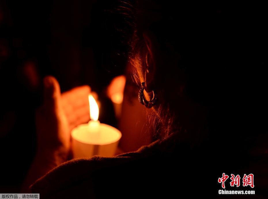 图为悼念仪式现场。