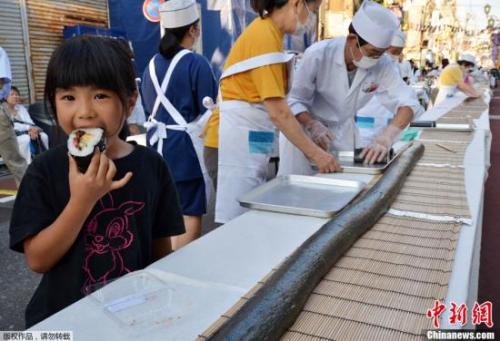 资料图：日本儿童品尝寿司。