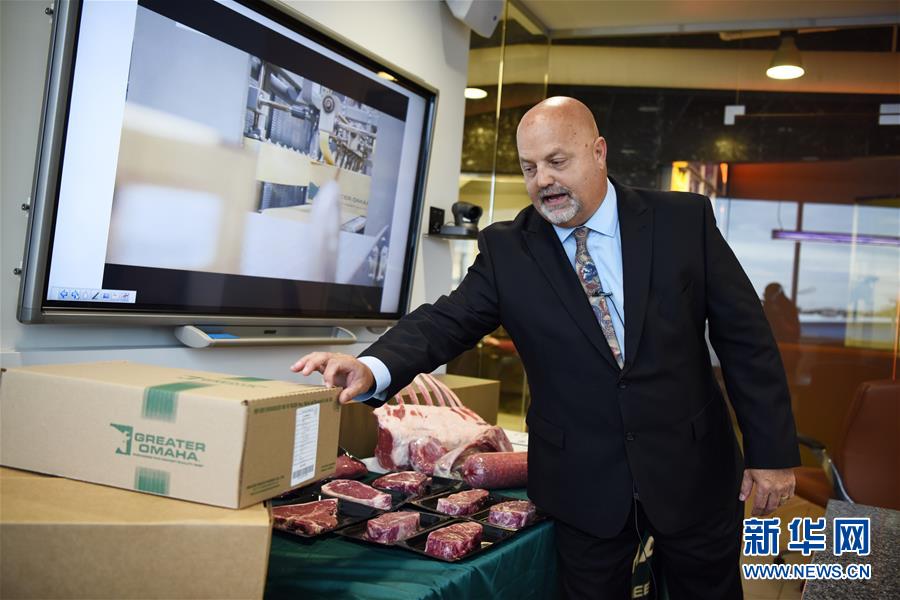 11月1日，在美国奥马哈，大奥马哈牛肉公司副总裁安杰洛展示出口中国的牛肉包装箱。