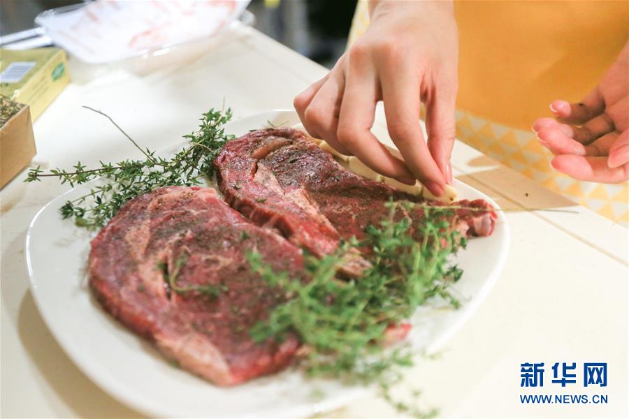 11月2日，在中国上海，一名居民在家中腌制美国牛肉。