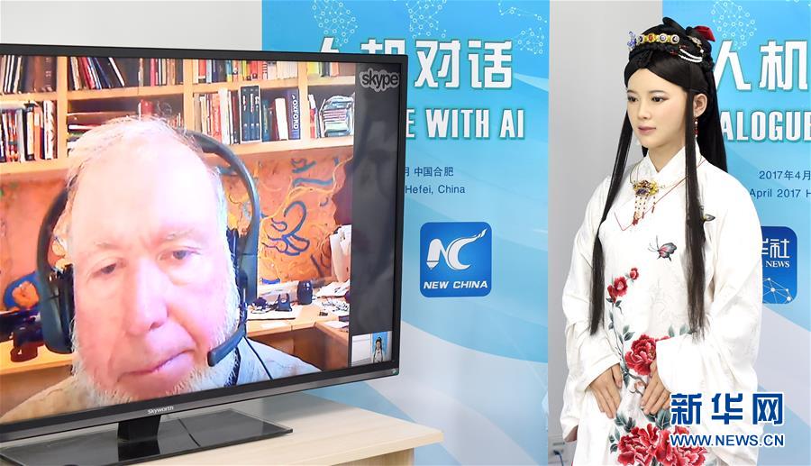 在安徽合肥中国科学技术大学先进技术研究院内，机器人“佳佳”作为新华社特约记者，通过网络与美国著名科技观察家凯文·凯利进行人机对话（4月24日摄）。