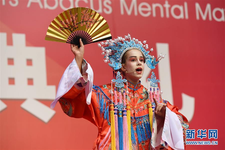 在北京举行的第五届“神墨杯”心算小博士国际争霸赛颁奖典礼上，来自美国的参赛选手马慧玫现场表演京剧《贵妃醉酒》（7月23日摄）。