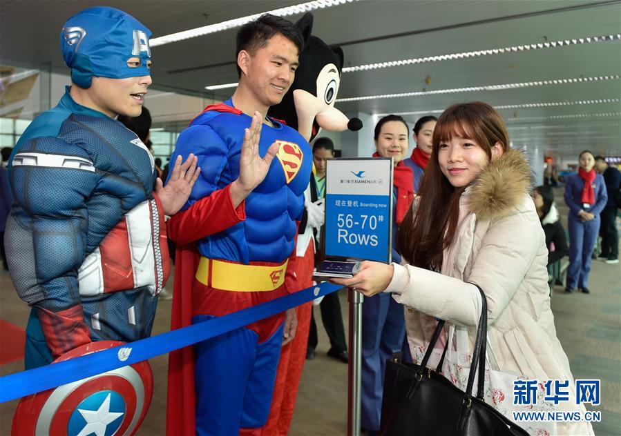 在福州长乐国际机场，装扮成“超人”等美国卡通形象的工作人员向即将乘坐厦航MF849航班前往纽约的旅客道别（2月15日摄）。