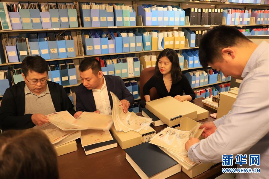 哈尔滨市社科院七三一问题研究专家在美国国会图书馆查阅侵华日军发动细菌战的资料（9月26日摄）。