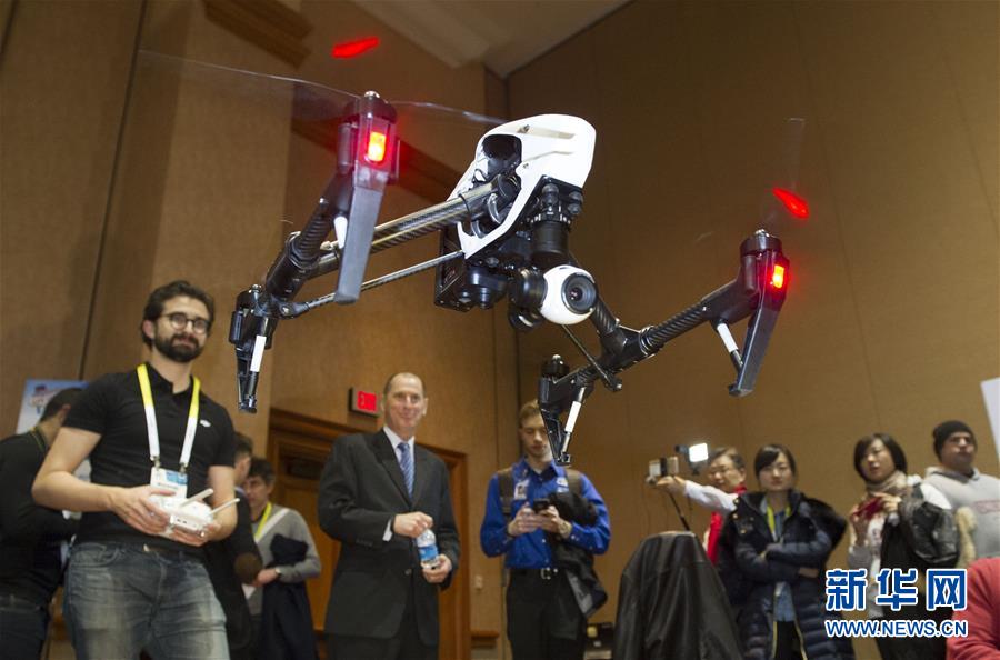 2015年1月4日，在美国拉斯维加斯举行的国际消费电子展媒体预展上，中国深圳大疆创新科技有限公司展示新款带有360摄像、精准控制和超远距离图传的无人机飞行器。