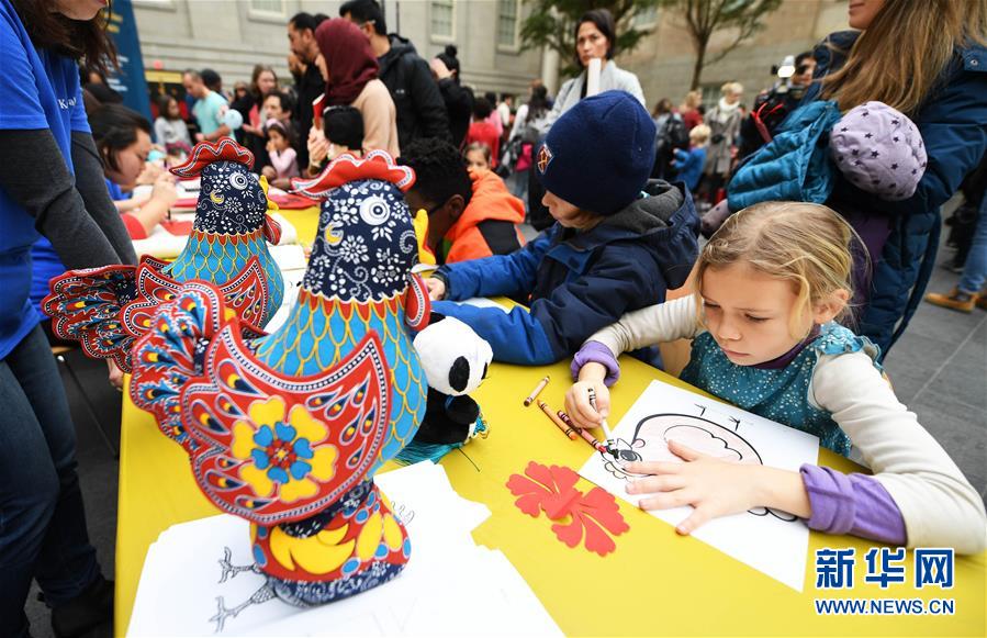 2017年1月28日，在美国首都华盛顿的史密森学会美国艺术博物馆，参加“中国新年家庭日”活动的儿童学习画鸡。
