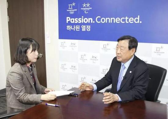 ▲平昌冬奥组委会主席李熙范（右）接受小锐采访。