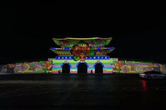 ▲11月6日,韩国首尔光化门广场举行多媒体灯光表演,迎接平昌冬奥会。