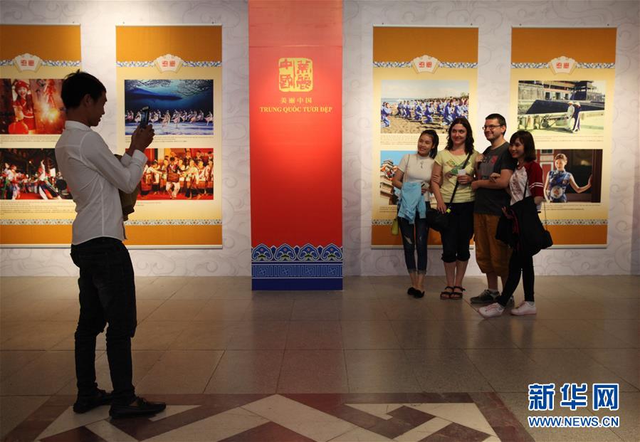 11月6日，在越南首都河内，观众在参观“美丽中国美丽越南”图片展时合影留念。