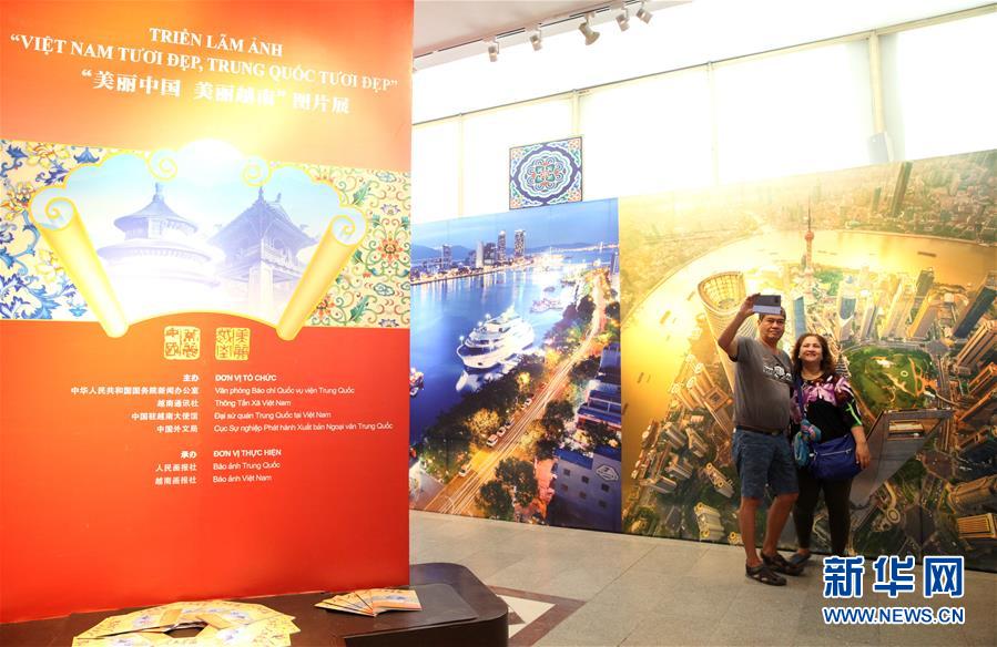 11月6日，在越南首都河内，观众在参观“美丽中国美丽越南”图片展时自拍。