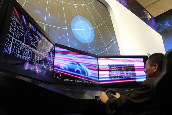 10月12日,一名观众在“砥砺奋进的五年”大型成就展上体验北斗高精度导航驾驶。新华社记者 张玉薇 摄