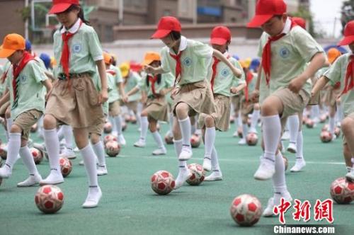 资料图：图为南京一所小学的孩子们正在跳足球操。　泱波 摄