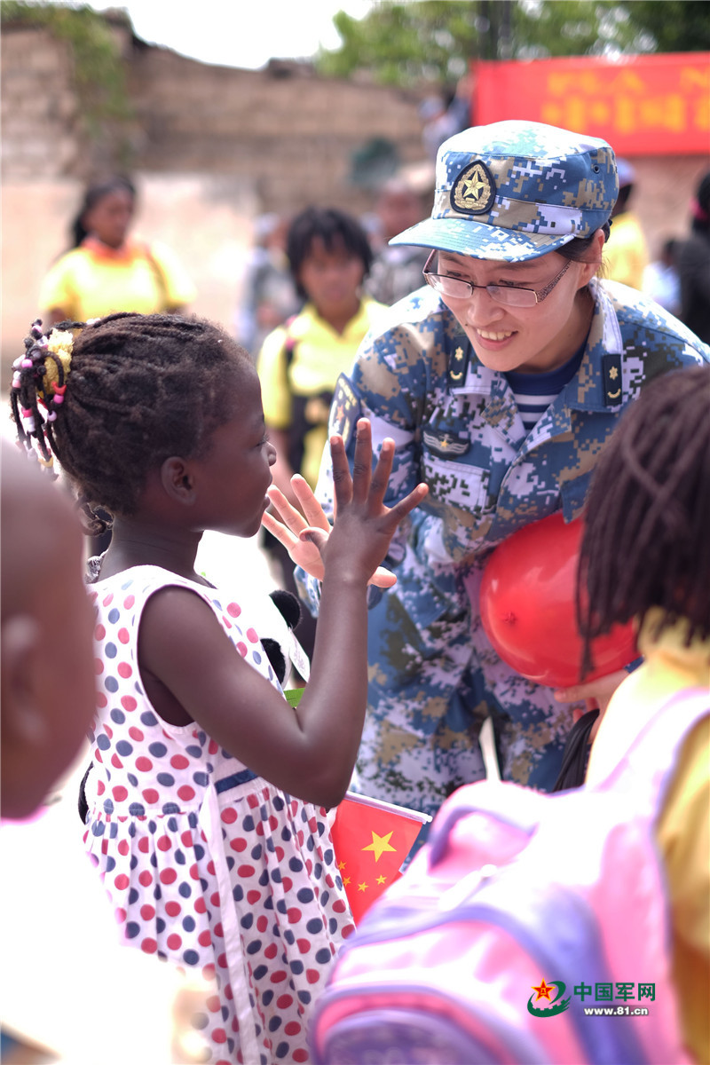 11月9日，在马普托残障人学校，中国海军和平方舟医院船护士王小凤与孩子们亲切交流互动。江山 摄
