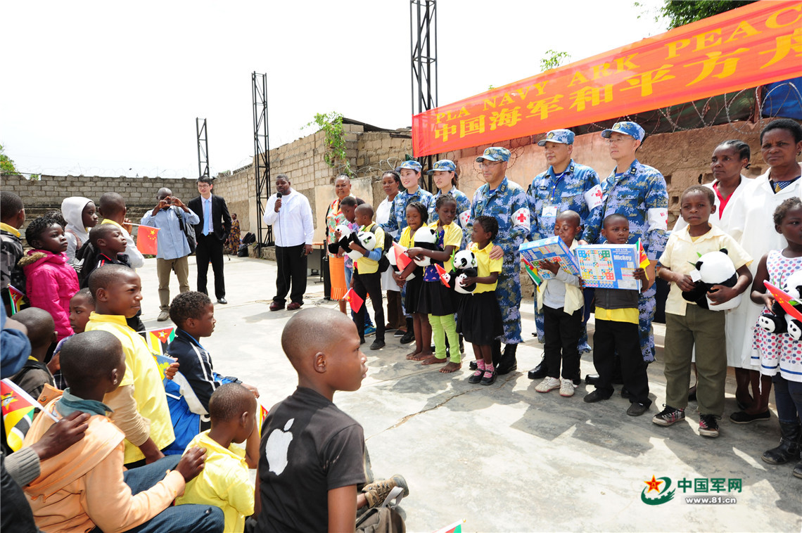11月9日，在马普托残障人学校，中国海军和平方舟医院船医护人员向孩子们赠送大熊猫玩具和学习用具。江山 摄