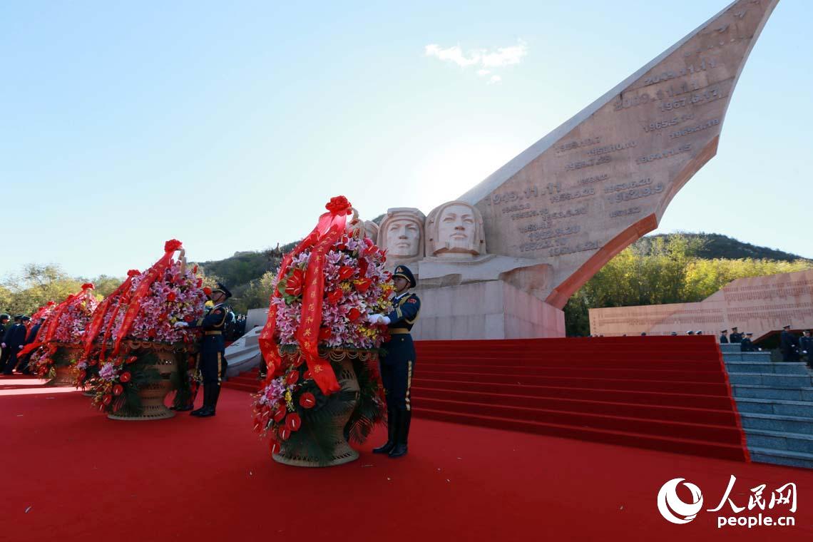 空军在京举行向英雄纪念墙敬献花篮仪式
