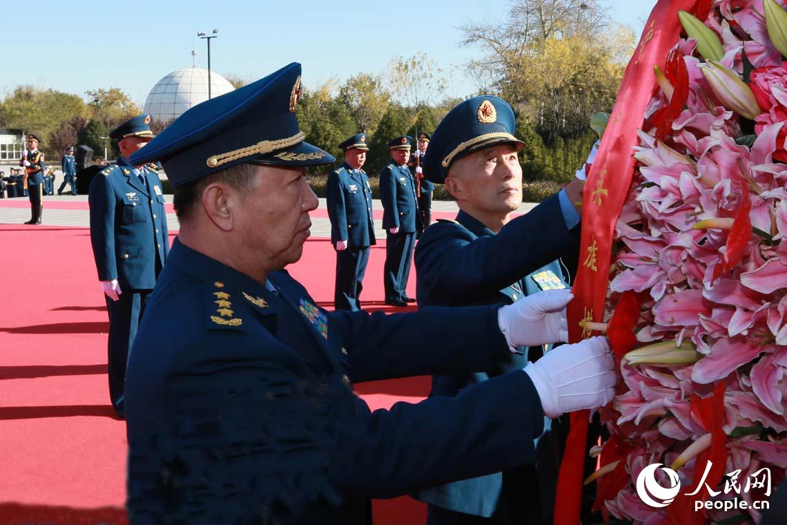 空军在京举行向英雄纪念墙敬献花篮仪式【3】