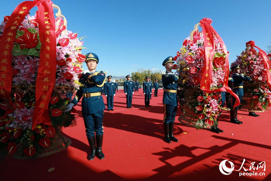 空军在京举行向英雄纪念墙敬献花篮仪式【4】