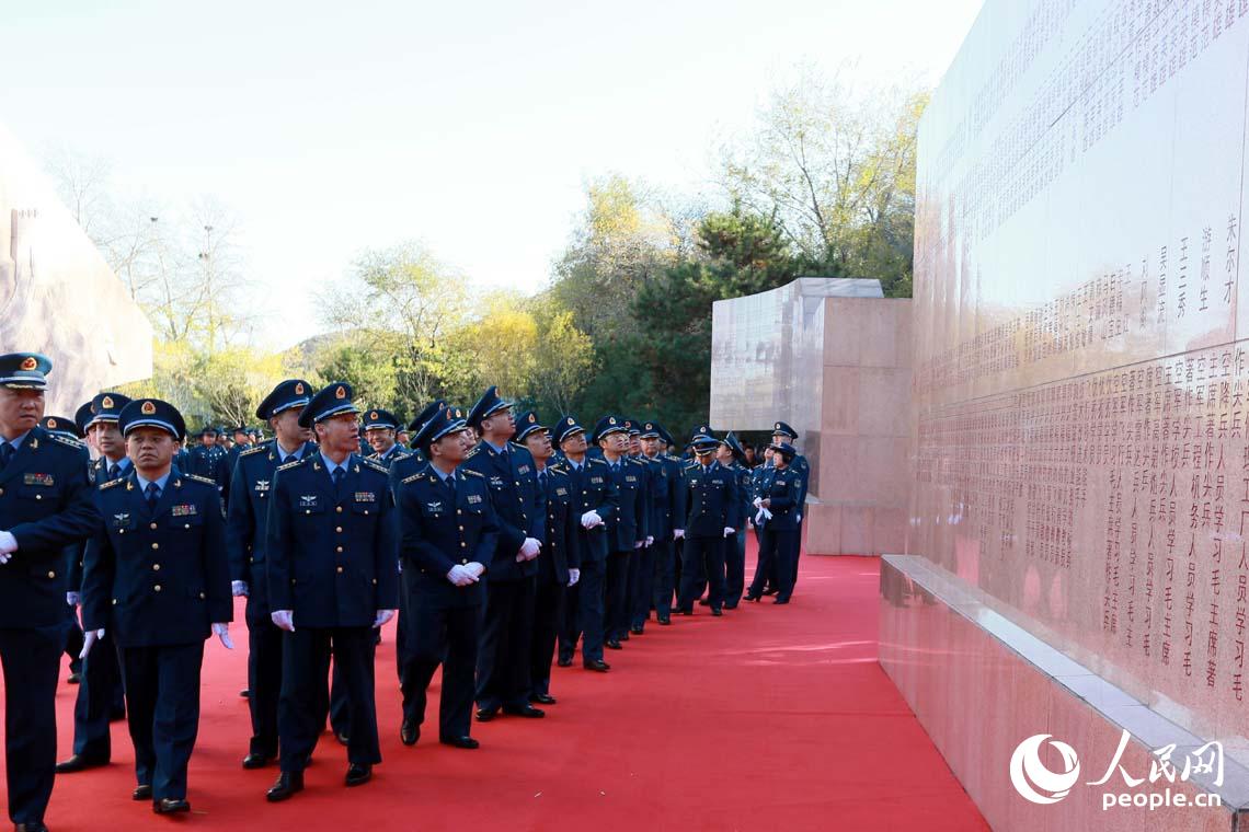 空军在京举行向英雄纪念墙敬献花篮仪式【5】