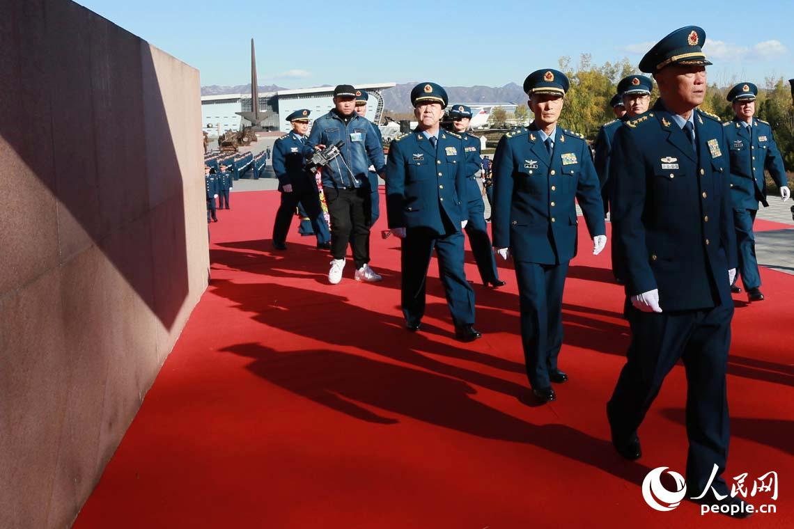 空军在京举行向英雄纪念墙敬献花篮仪式【6】