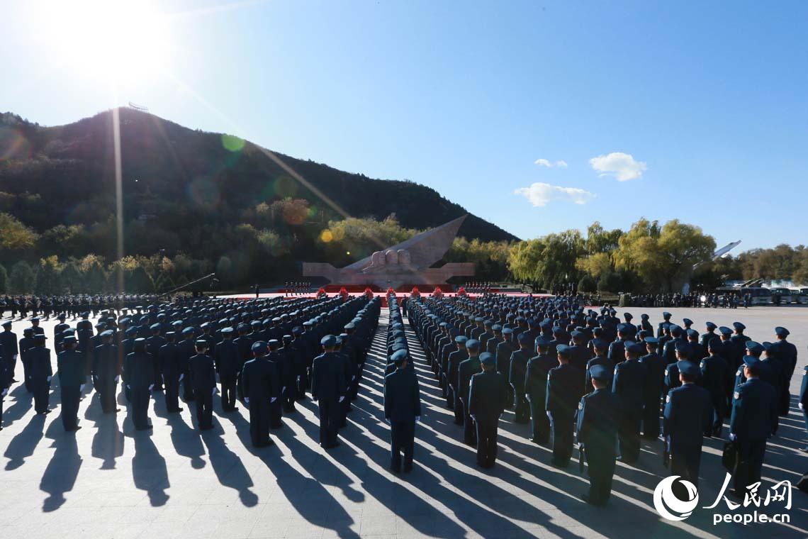 空军在京举行向英雄纪念墙敬献花篮仪式【7】