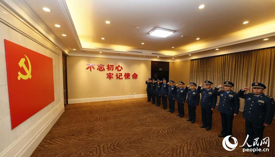空军在京举行向英雄纪念墙敬献花篮仪式【8】