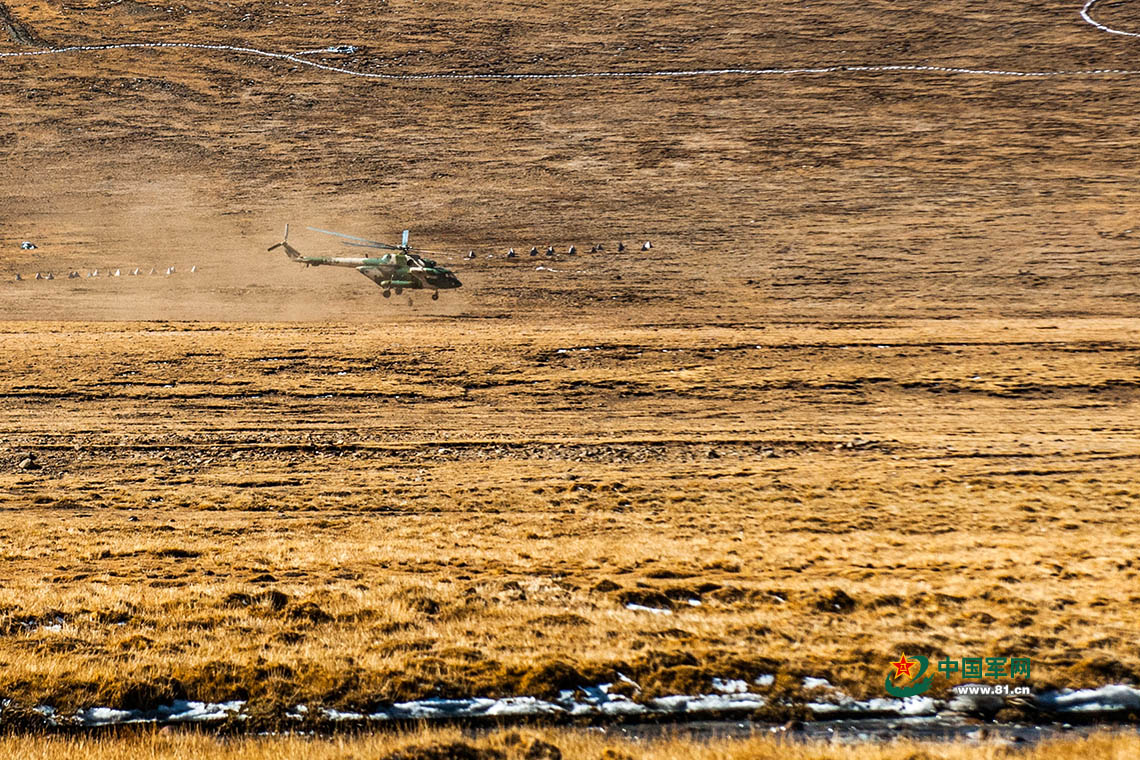 直升机为攻击群补给弹药。