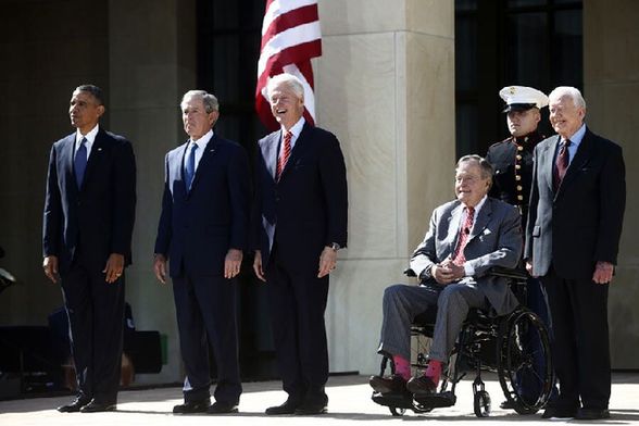 当地时间2013年4月25日，美国时任总统奥巴马、前总统小布什、克林顿、老布什和卡特罕见聚首，出席小布什图书馆开幕式。