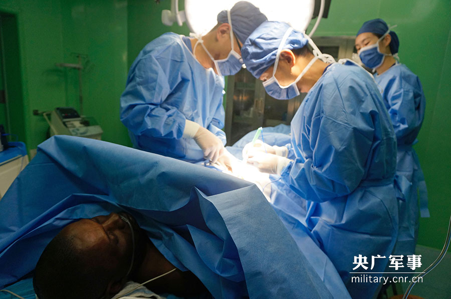 11月9日晚,和平方舟医院船外科医生为莫一名右腹股沟斜疝患者进行手术