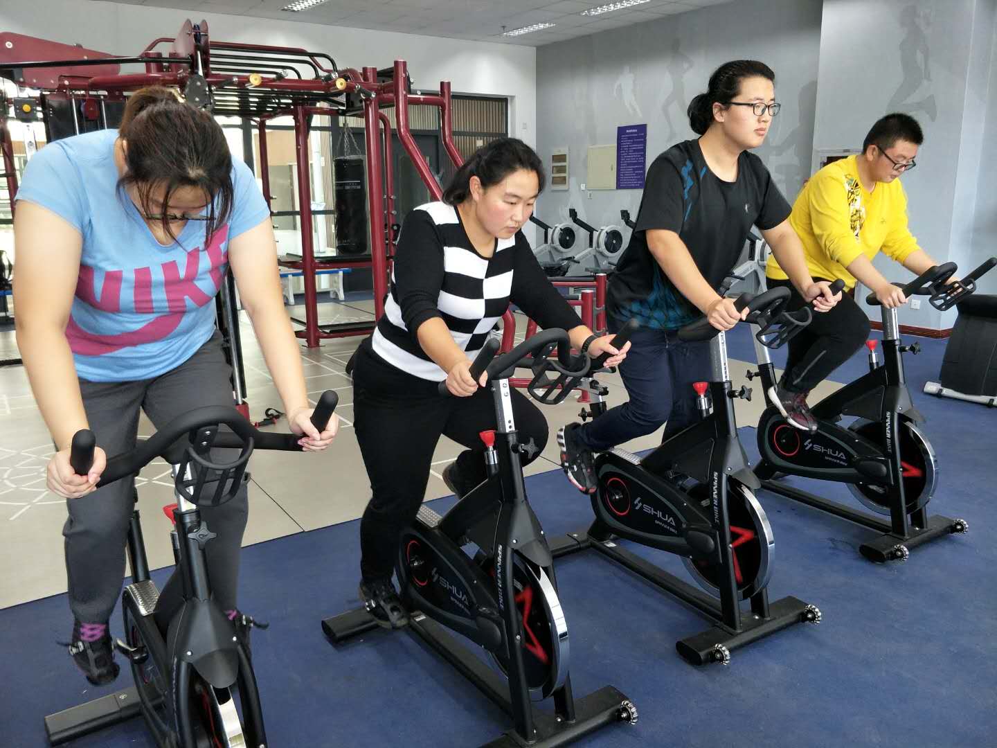 学生在南京农业大学的减脂课上运动 新华社记者 陈席元摄 