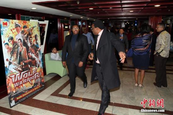 当地时间11月16日晚,中国驻南非使馆在行政首都比勒陀利亚布鲁克林SK电影院举办《战狼2》电影招待会,来自中国驻南使馆、南非政府部门、学界代表等数百名友好人士到场观影。《战狼2》很多镜头在南非拍摄,近期开始在南非一些主要电影院上映,受到了南非各方的欢迎。<a target='_blank' href='http://www.chinanews.com/'><p align=