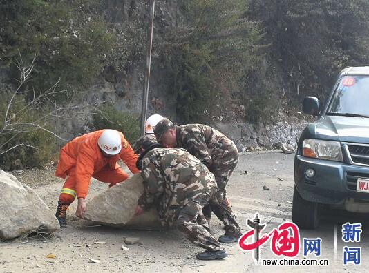 西藏公安消防部队迅速投入林芝米林县地震救援