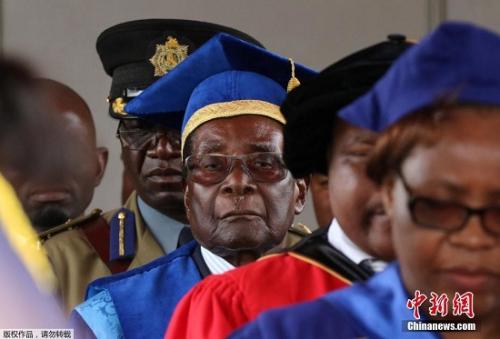 图为11月17日，穆加贝在津巴布韦首都哈拉雷出席一场毕业典礼仪式。