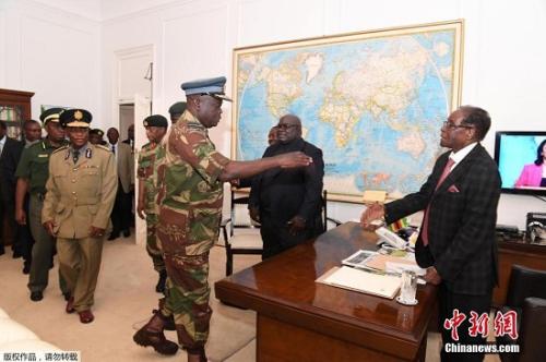 图为11月19日，津巴布韦总统穆加贝与津军方举行谈判。